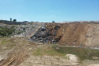 śmieci na terenie wyrobiska w Olszewicach