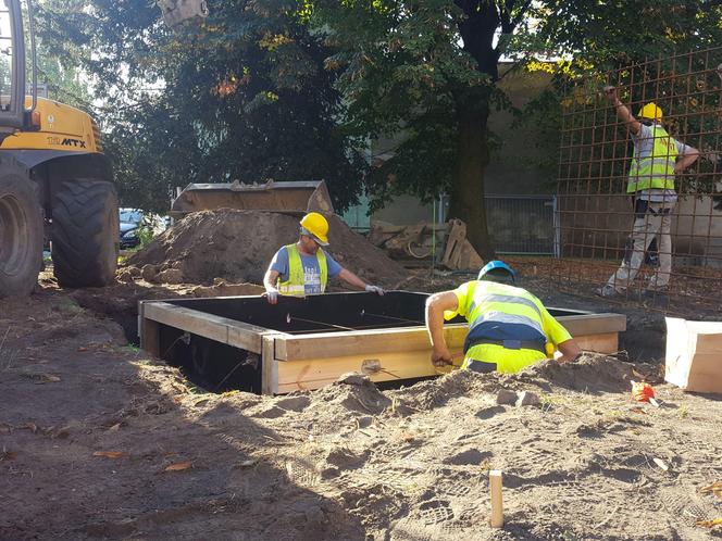 ​Przygotowują fundamenty pod nowy pomnik w Lesznie. Zobacz, jak będzie wyglądał