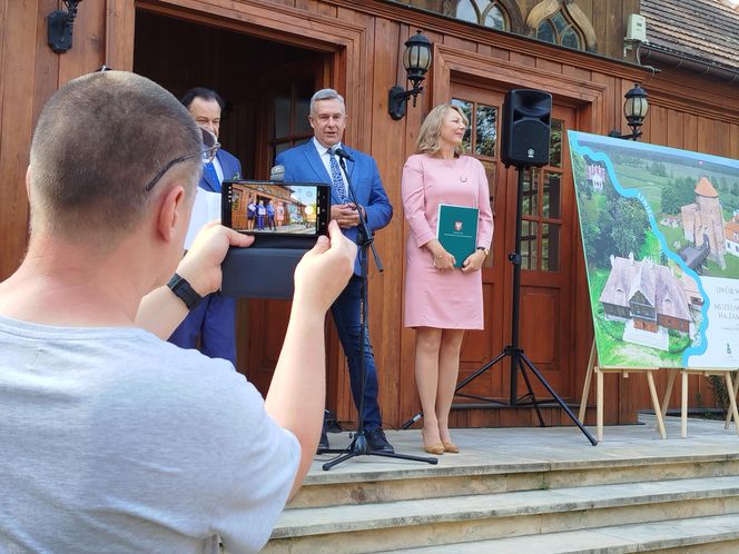 Samorząd Województwa Mazowieckiego kupił zabytkowy dwór w Paplinie wraz z otaczającym go terenem