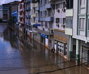 Koszmarna powódź. Po zalanych ulicach pływają piranie i kajmany. Ludzie w panice