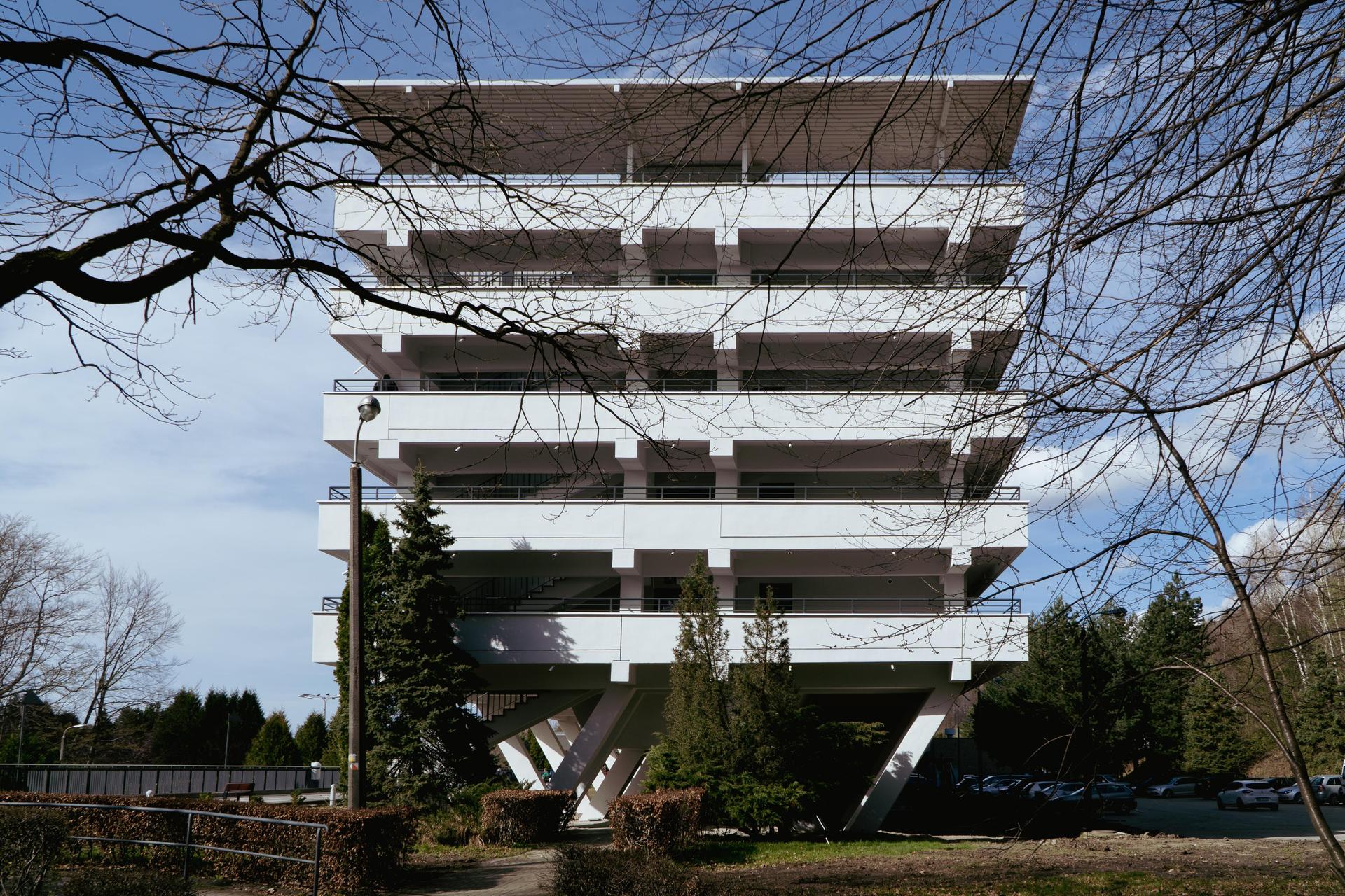 Sanatorium Równica w Ustroniu - zdjęcia. Modernistyczna bryła niczym okręt