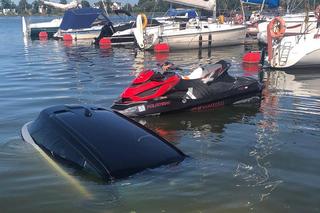 Samochód runął do jeziora! Żal mu było kilku złotych. W warsztacie zapłaci majątek
