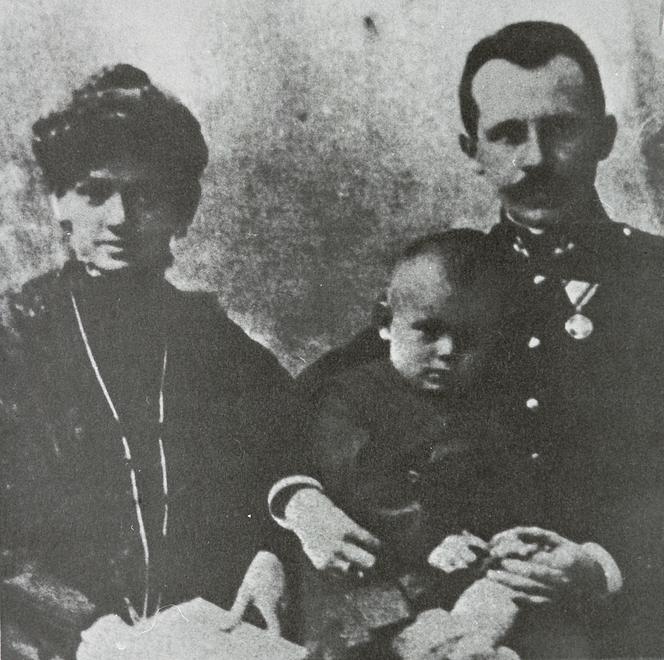 Karol Wojtyła z rodzicami, 1922.