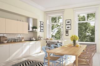 Kuchnie w bieli i drewnie w różnych stylach –  świetliste pastele