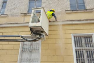 Lecą tynki z dawnego budynku kolejowego przy ul. Dworcowej