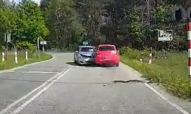 Policjanci ujawnili dramatyczne nagranie. Zderzenie trzech aut na przejeździe kolejowym