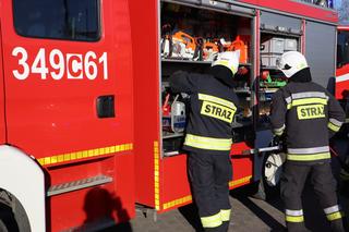 Poważny wypadek w tartaku na terenie powiatu toruńskiego. Maszyna wciągnęła rękę 46-latka