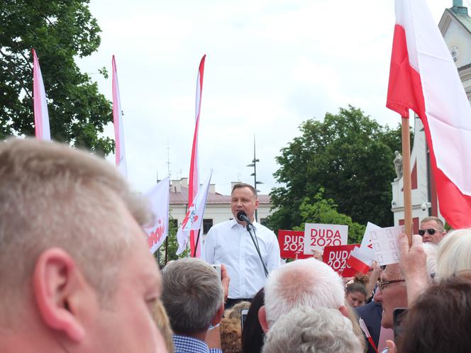 Prezydent Andrzej Duda spotkał się z lublinianami, czekali na niego także tęczowi aktywiści