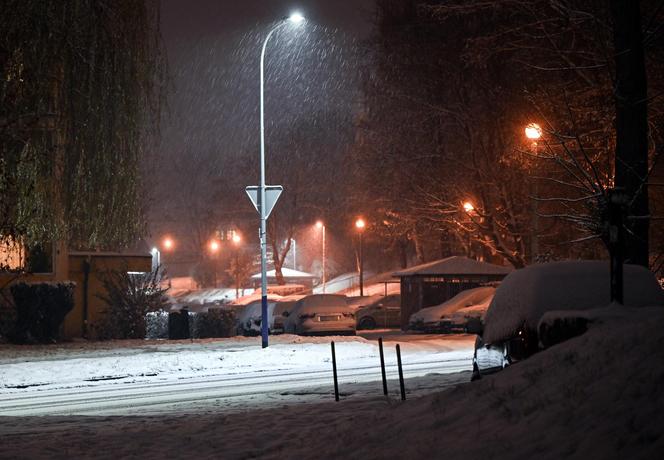 Kraków zasypany śniegiem. Armagedon na drogach. Ogromne utrudnienia w kursowaniu komunikacji miejskiej