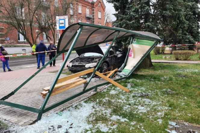 Piaseczno: pijany kierowca zniszczył przystanek - jazdę pod wpływem TRANSMITOWAŁ ONLINE!