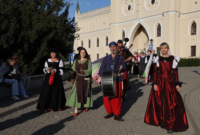 Korowód w ramach Międzynarodowego Festiwalu Renesansu w Lublinie