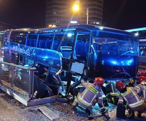 Tragiczny wypadek we Wrocławiu. Autokar wjechał w przejście podziemne. Nie żyje kierowca [ZDJĘCIA, NAGRANIA]