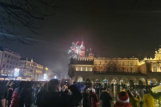 Tysiące ludzi bawiło się na Rynku w Krakowie, mimo iż miasto nie organizowało Sylwestra