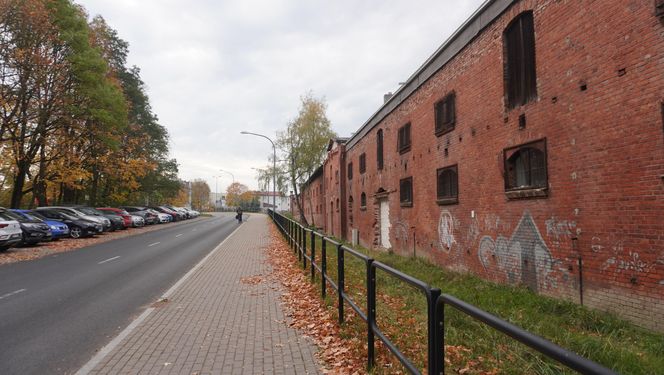 Koszary Dragonów zostaną zagospodarowane. Miasto wystawiło na sprzedaż jedną z nieruchomości [ZDJĘCIA]