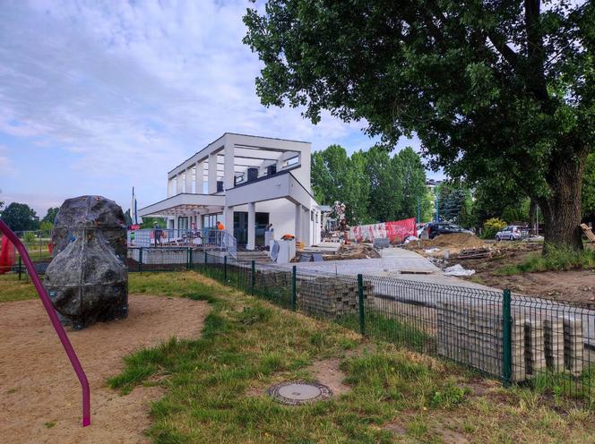 Kończy się budowa budynku dla ratowników do obsługi kąpieliska nad zalewem Muchawka w Siedlcach