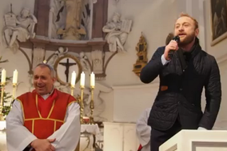 Borys Szyc śpiewa kolędę w warszawskim kościele [VIDEO]