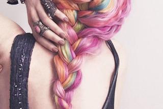 tęczowe włosy