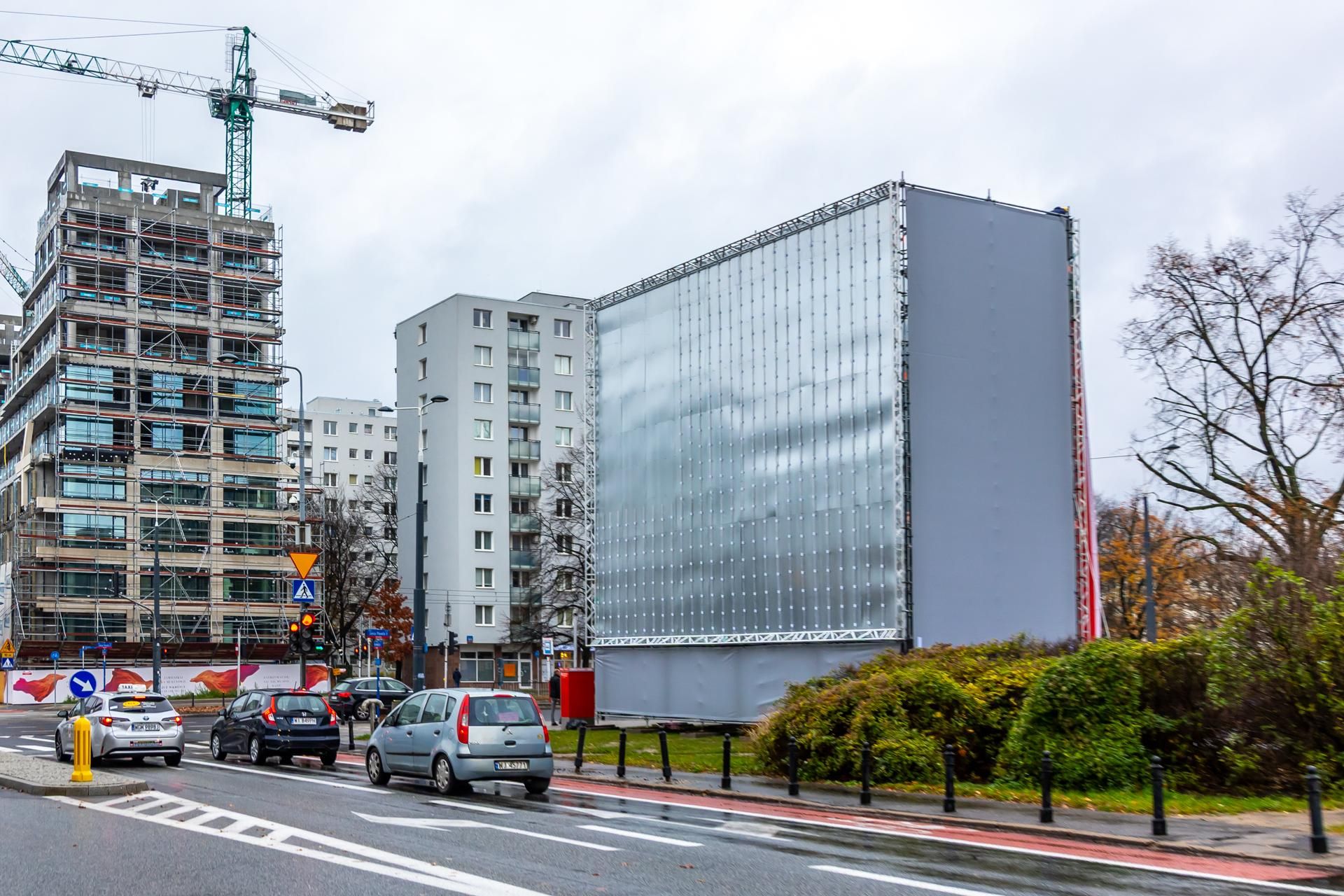 Stelaż reklamowy na rogu ul. Anielewicza i al. Jana Pawła II w Warszawie