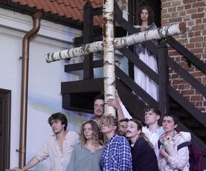 Zwieńczeniem teatralnego weekendu była niedzielna prezentacja egzaminu studentów III roku aktorstwa Uniwersytetu Andrzeja Frycza Modrzewskiego pt. „Prorok Ilja – nieprawdopodobna historia w XIV scenach”