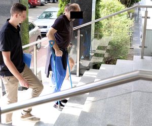 Daniel W. ruszył z młotkiem na policjanta. Potem padł strzał. 49-latek usłyszał zarzut