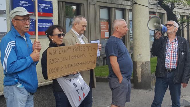 Gdańszczanie solidaryzują się z osobami niepełnosprawnymi oraz ich rodzinami protestującymi w Sejmie. Od wtorku przed biurem PiS na Targu Drzewnym odbywają się demonstracje.