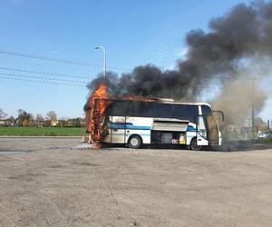 Spłonął autobus 15-osobowej rodziny zastępczej z Zabrza. Jest szczęśliwy finał