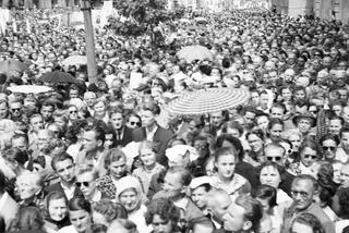 Uroczystość Bożego Ciała w Warszawie celebrowana przez Prymasa Polski kardynała Stefana Wyszyńskiego - 1957 rok