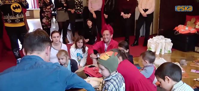 Michał Wiśniewski rozdał prezenty podopiecznym Domu Dziecka w Katowicach [ZDJĘCIA, WIDEO]