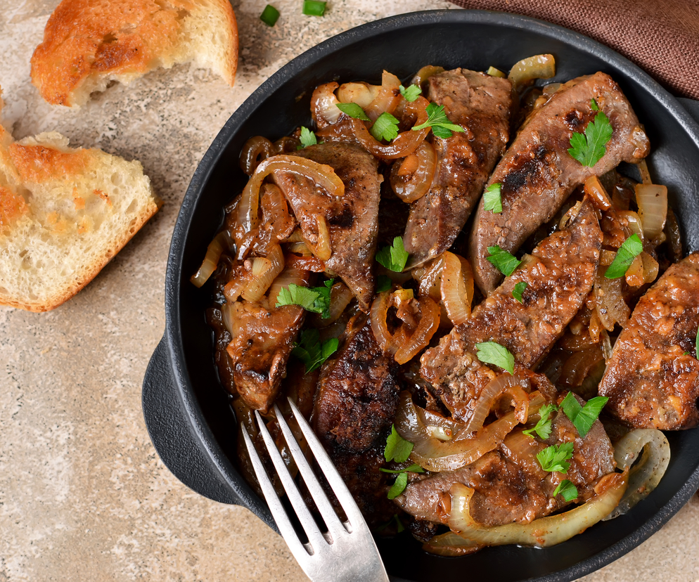 Smażone wątróbki wieprzowe z cebulką i jabłkiem. 100 g wątróbki pokrywa dzienne zapotrzebowanie osoby dorosłej na witaminę A, a w witaminę B12 w ponad 1000%.