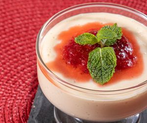 Bananowa kasza manna z musem owocowym. Pyszne śniadanie i zastrzyk zdrowia