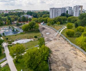 Odkrywkowa budowa tunelu tramwajowego pod parkiem Pięciu Sióstr na Ochocie