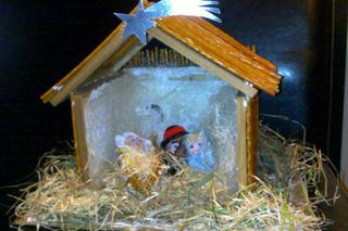 Dekoracje na święta Bożego Narodzenia: szopka ze słomianym dachem