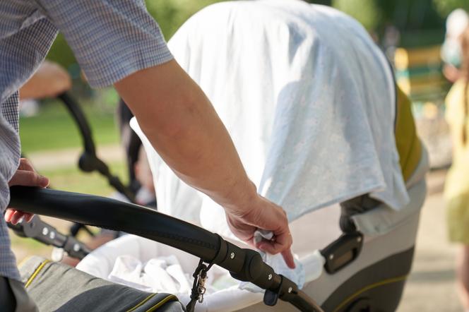 W czasie upału rodzice non stop popełniają ten błąd. Narażają dzieci na śmierć w męczarniach!