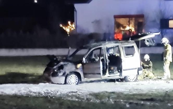 Kolno. Kierowca przeparkował płonący samochód, aby ratować inne auta