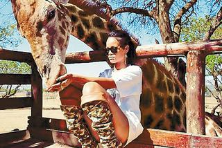 Rihanna uciekła do buszu i dokarmia żyrafy - zdjęcia