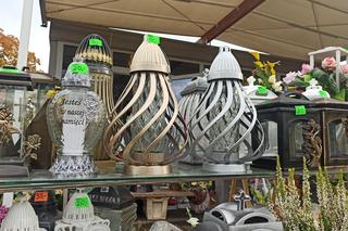 Przykładowe ceny zniczy przy cmentarzu na Majdanku w Lublinie