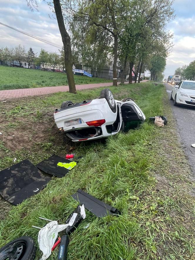 Dachował w rowie, z samochodu unosił się dym. Nieprzytomny kierowca w każdej chwili mógł spłonąć żywcem