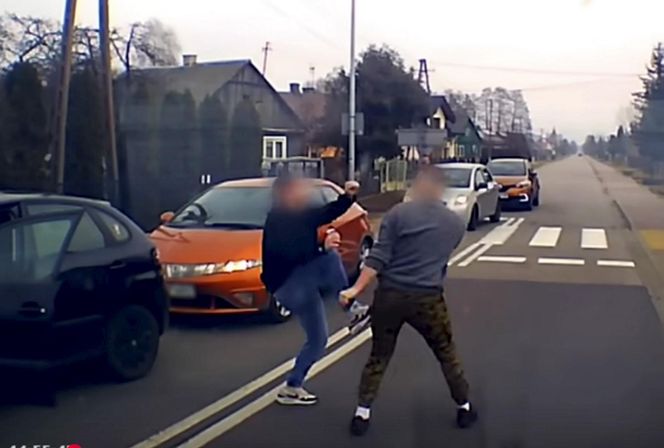 Do sieci trafiło szokujące nagranie. Brutalna bójka kierowców. Przez kilka minut kopali się na oczach świadków