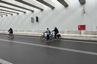 Rowerzyści i biegacze w tunelu