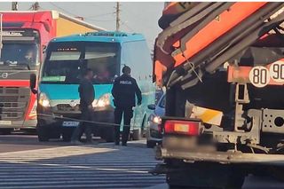 Kabel zawisł nad droga i blokował ruch