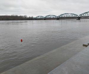 Wysoki stan Wisły w Fordonie. Pod wodą są śmietniki, ławki i donice na bulwarze