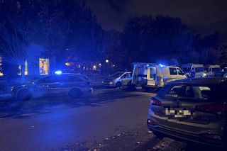 Podźgali się w centrum Warszawy. Bitwa na noże przed znanym kebabem. Podejrzanych złapali przed komendą policji