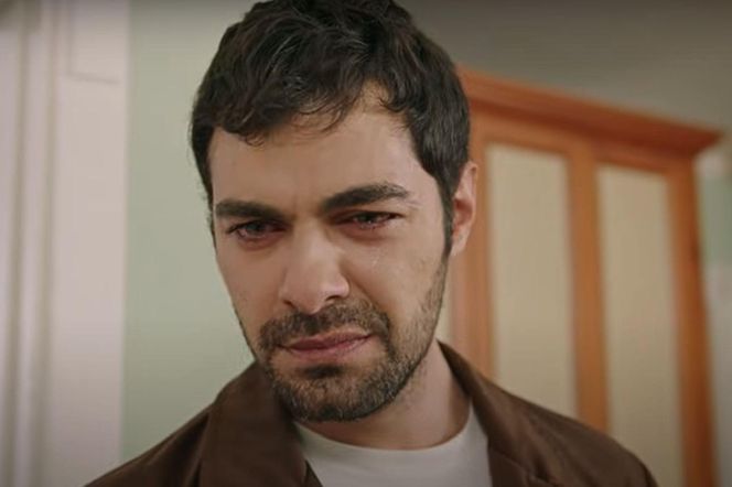 Do pokoju wbiega Halil. Na widok żony zalewa się łzami! 