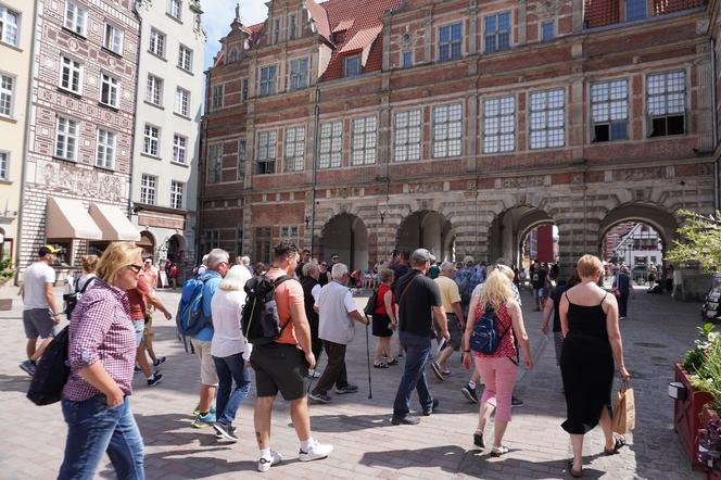 Tłumy turystów w Gdańsku. Ulice pękają w szwach