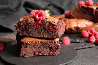 Moje brownie jest o wiele lepsze niż klasyczne. W lecie dodaję do niego te sezonowe owoce