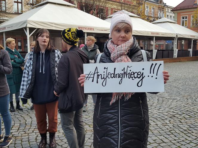 Znicze, minuta ciszy. #AniJednejWięcej w Lesznie