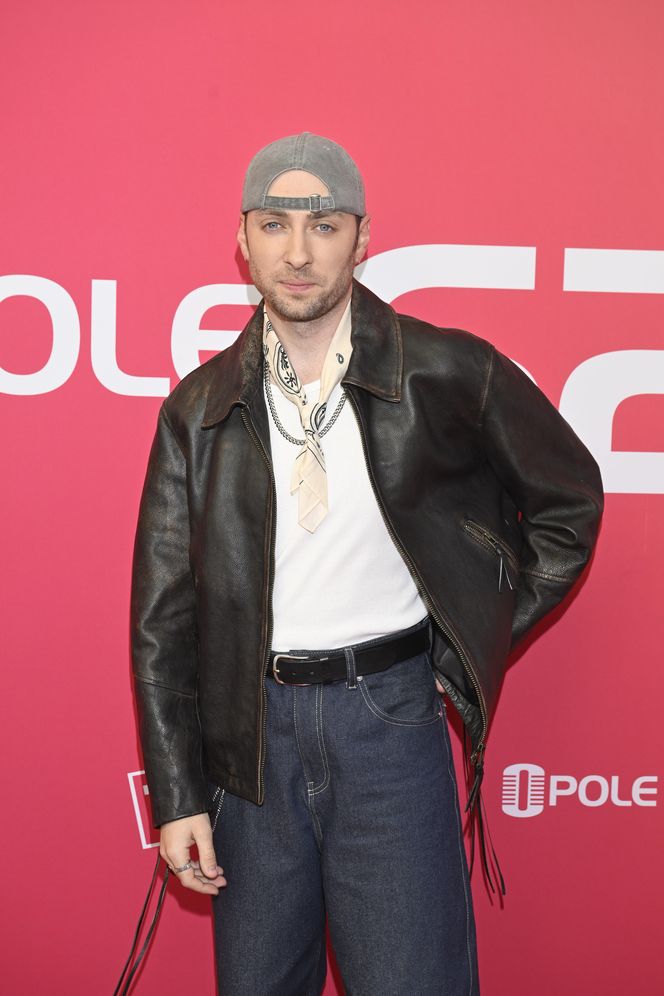 Konferencja prasowa 62. edycji Krajowego Festiwalu Polskiej Piosenki w Opolu. Tłum gwiazd na czerwonym dywanie