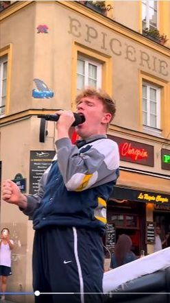 Flashmob w Paryżu - "Bohemian Rapsody"