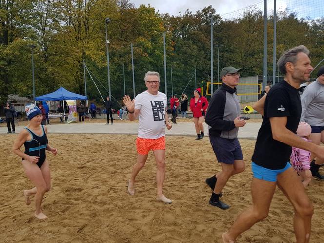 W Olsztynie pierwsza kąpiel w nowym sezonie. Morsy w CRS Ukiel