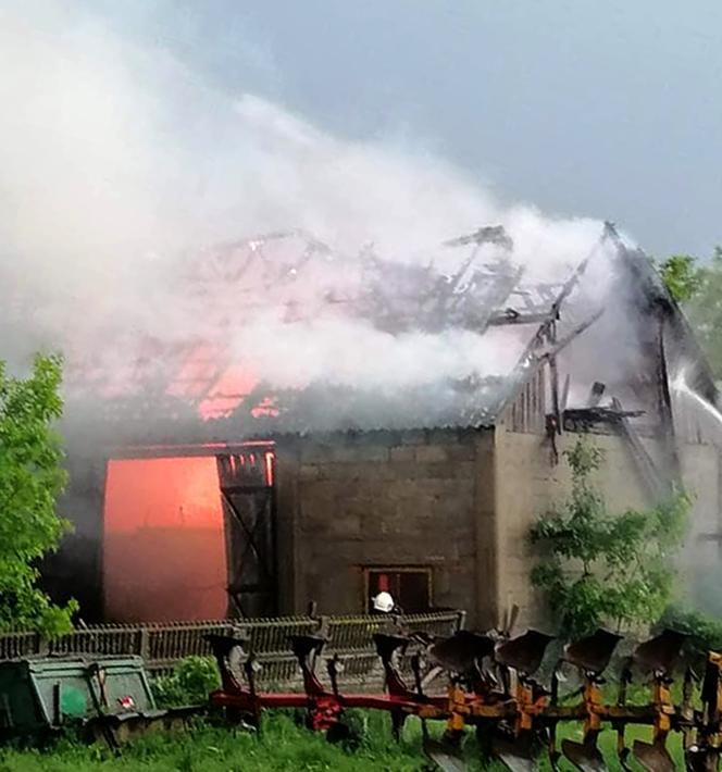 Od uderzenia pioruna zapaliła się stodoła w Brańsku (woj. podlaskie)